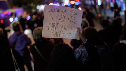 Varias mujeres durante la manifestación contra las violencias machistas en el distrito de Vallecas, el 25 de noviembre en Madrid.