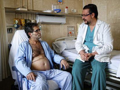 El pacient Fernando Abuín, trasplantat recentment, conversa amb un dels doctors que l'atenen a l'hospital Gregorio Marañón.