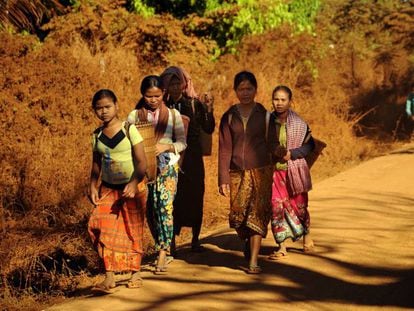 Mujeres indígenas de la región de Ratanakiri, en Camboya, caminan de vuelta a casa tras haber acudido a un mercado matutino. 