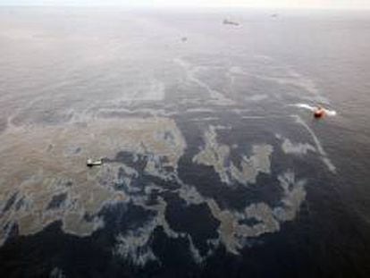 Foto aérea del 18 de noviembre de 2011, del vertido de crudo que tuvo lugar en uno de los yacimientos del Campo de Frade, a 370 kilómetros de la costa del estado de Río de Janeiro y a una profundidad cercana a los 1.200 metros, en la Cuenca de Campos, la principal provincia petrolera de Brasil. EFE/Archivo