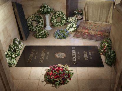 La lápida de la reina Isabel II en la Capilla del Rey Jorge del Castillo de Windsor.