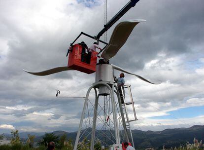 Varios operarios ultiman un aerogenerador en el polígono industrial de Reocín, Cantabria, antes de su traslado a Barcelona.