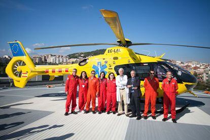 La tripulaci&oacute;n especializada en pediatr&iacute;a y neonatolog&iacute;a posan delante del helic&oacute;ptero medicalizado en el helipuerto del Sant Pau