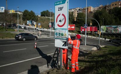 Instal·lació de senyals indicadors de la zona de baixes emissions a la sortida de la Ronda de Dalt, a l'Hospitalet de Llobregat.