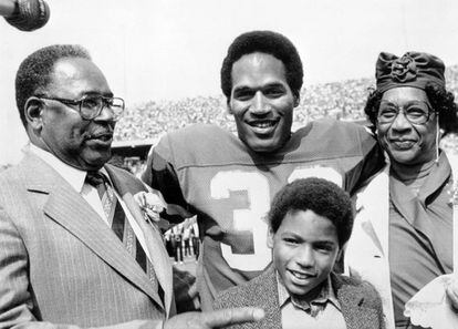 O.J. Simpson con su familia en su época de jugador de fútbol americano.