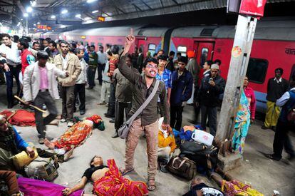 Unas 150.000 personas se apretaban el domingo cuando intentaban abordar trenes para volver a sus casas en una de las dos estaciones que hay en la ciudad. 