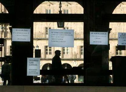 Carteles de venta y alquiler en la ciudad de Salamanca, capital de una de las provincias que aún se despueblan.
