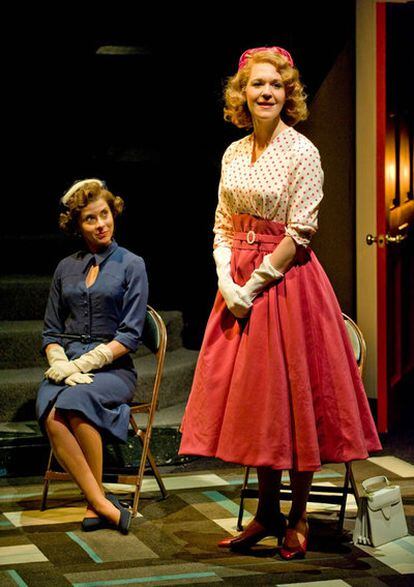 De izquierda a derecha Jeanine Serralles como Ellen y Kate Turnball como Katha en la obra 'Maple and Vine'. Humana Festival of New American Plays. Actors Theatre of Louisville 2011