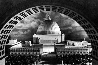 Maqueta de la gran sala proyectada por Speer para Berlín, vista desde el arco triunfal diseñado por Hitler.

Adolf Hitler, supervisando proyectos con Albert Speer.
