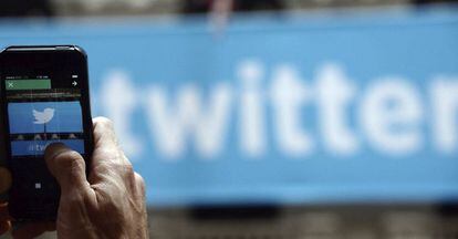 Un hombre fotografía el logo de Twitter en Nueva York