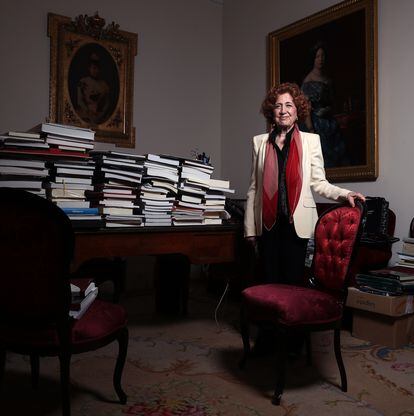 La directora de la Real Academia de la Historia (RAH), Carmen Iglesias, en su despacho, antes de la entrevista el 28 de diciembre.