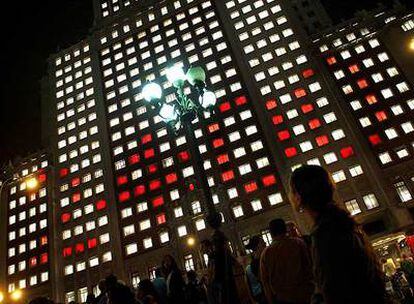 El edificio España, iluminado por el artista británico Ron Haselden, durante La Noche en Blanco del pasado año.