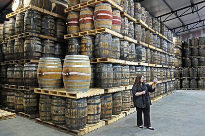 En los últimos años, las fábricas de whisky en Dublín se han multiplicado por cuatro. En la imagen, barriles en la destilería Powerscourt, a las afueras de la ciudad. a. campos