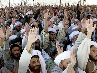 Estudiantes de la religión islámica votan a favor de la guerra santa contra Estados Unidos en una madraza de Pakistán en septiembre de 2001.