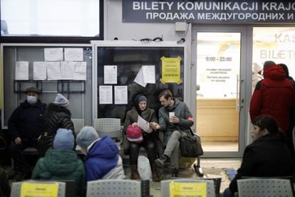 Un voluntario ayudaba el miércoles a una mujer en el hall de la estación de autobuses de Lublin.
