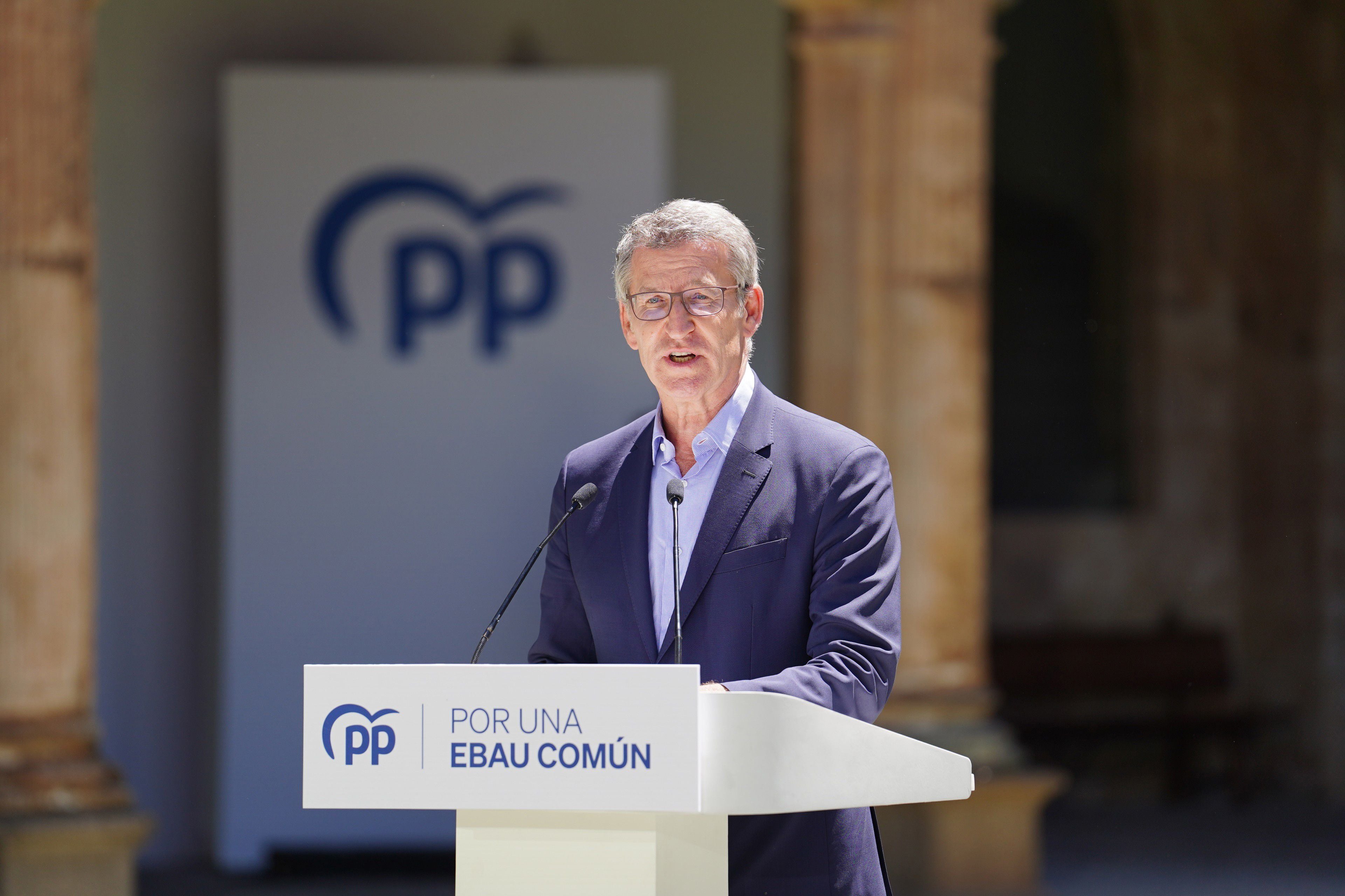 01/07/2024 El presidente del Partido Popular, Alberto Núñez Feijóo, interviene durante una reunión para abordar la EBAU única, a 1 de julio de 2024, en Salamanca, Castilla y León (España). Las comunidades autónomas del Partido Popular han mantenido un encuentro para abordar la cuestión de la EBAU única y unificar criterios en esta materia, con el objetivo de celebrar una prueba común en estas autonomías.
POLITICA 
Manuel Ángel Laya - Europa Press
