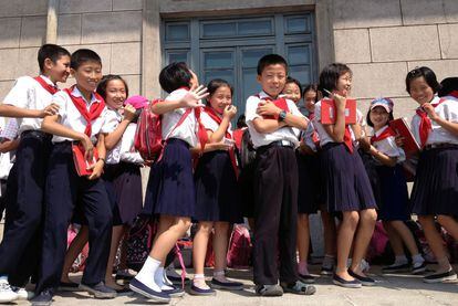 Un grupo de escolares de visita a la plaza Kim Il-sung el lunes 1 de septiembre practica su inglés con una foránea. Los niños norcoreanos son de talla menor a los surcoreanos como consecuencia de la brutal hambruna de finales de los noventa, que mató a unas 600.000 personas, según las estimaciones más reciente, y la persistente escasez de comida.