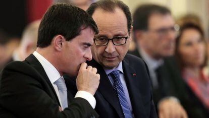 El presidente Hollande (derecha) habla con su primer ministro Valls, en una ceremonia en el Elíseo, el 30 de octubre.