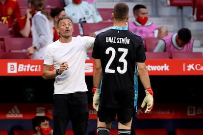 Luis Enrique conversa con Unai Simón en el amistoso ante Portugal.