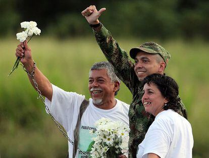 El sargento Pablo Emilio Moncayo, entre sus padres, a su llegada a Florencia.