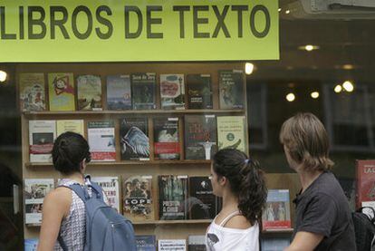 Libros de texto a la venta en una librería de Santiago