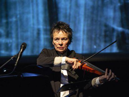 La artista Laurie Anderson, durante la 'performance' en el Museo Reina Sofía.