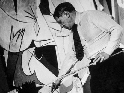 Picasso es fotografiado por Dora Maar mientras trabaja en el 'Guernica' en 1937.