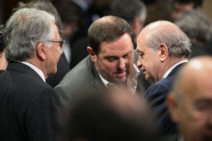 Jorge Fernández Díaz, a la derecha, habla con Oriol Junqueras, en la toma de posesión de Carles Puigdemont en 2016.