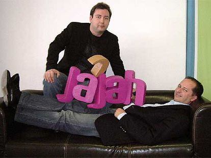 Daniel Mattes, tumbado en el sofá, y Roman Scharf, creadores del sistema telefónico Jajah.