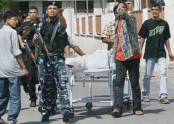Policías y médicos palestinos sacan de un hospital de Gaza el cadáver de un supuesto colaboracionista.