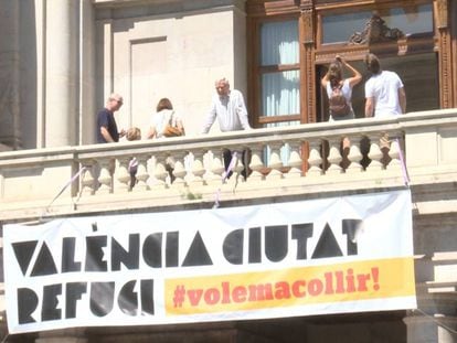Pancarta de Valencia como ciudad de acogida de refugiados en el Ayuntamiento. En vídeo: Declaraciones de Mónica Oltra.