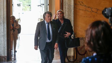 Marine Le Pen y  Gilbert Collard a su llegada a la Asamblea Nacional francesa, en París, en una imagen de archivo.