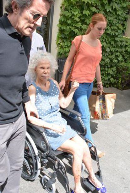 La duquessa d'Alba, abandonant l'hospital el juny passat.