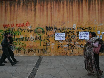 Mujeres caminan en las calles del centro de San Cristóbal de las Casas luego de la marcha por el Día de la Mujer, el 8 de marzo de 2022.