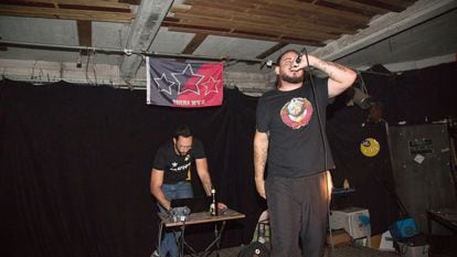 Pablo Hasél (con micrófono) y Valtònyc, actuando juntos en la sala Barlok, en Bruselas, en abril de 2019.