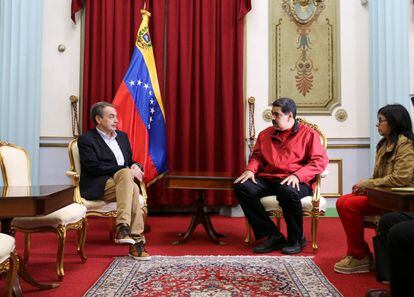 Jose Luis Rodríguez Zapatero, iaquierda, con el presidente venezolano, Nicolás Maduro, y la ministra de Exteriores, Delcy Rodríguez, el pasado lunes en el Palacio de Miraflores.