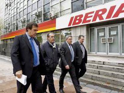 El secretario federal del sector aéreo de UGT, Francisco Rodríguez (2i), acompañado de los representantes de los sindicatos que integran el Consejo Económico y Social (CES), UGT, CCOO y los pilotos del Sepla, en la sede de la aerolínea en Madrid. EFE/Archivo