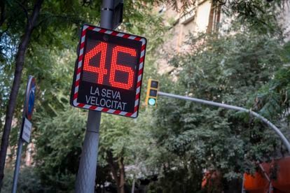 Un radar informa a los conductores si superan la velocidad permitida cerca de una escuela de la calle de Mallorca de Barcelona.