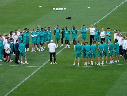 La plantilla y el cuerpo técnico del Real Madrid escuchaba el viernes a su entrenador, Carlo Ancelotti, en el Stade de France, en París.