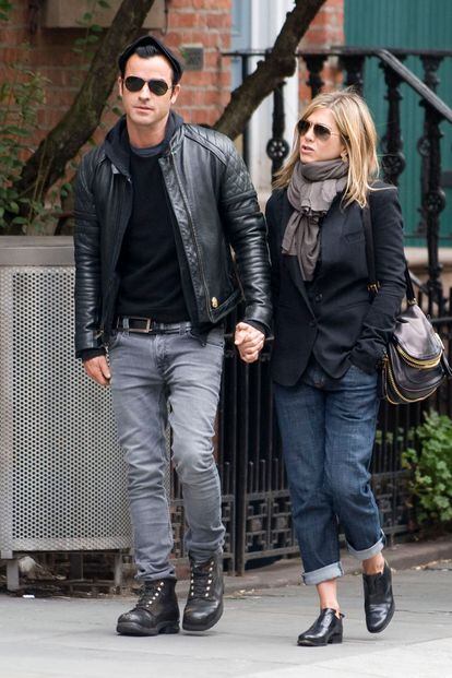 La pareja Jennifer Aniston-Justin Theroux ha unificado estilos. Casi siempre van de negro, con vaqueros, calzado de motorista y gafas de sol. Así nadie dudará que son el uno del otro...