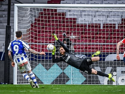 Oblak para un penalti a Joselu este domingo en el Wanda Metropolitano en el partido entre el Atlético y el Alavés.