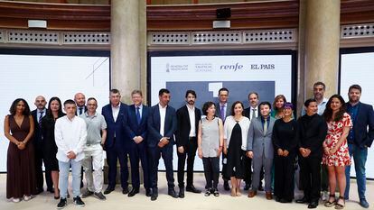 Foto de familia de los galardonados con los Ortega y Gasset, junto a responsables del Grupo Prisa y autoridades valencianas, el martes en el Palau de las Comunicaciones de Valencia.