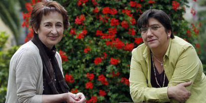 Mari Carmen Hernández (a la izquierda) y Edurne Brouard posan en un parque de Bilbao antes de su conversación. 