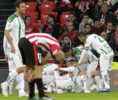 Jugadores del Córdoba celebran un gol ante el Athletic en la priemra vuelta del campeonato liguero.