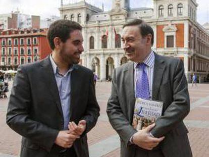 El escritor y periodista Pedro J. Ramírez (en la imagen junto al presidente de la Asociación de Periodistas de Valladolid, Jorge Francés) ha participado esta tarde en un encuentro con periodistas en Valladolid, donde ha presentado su libro "La Desventura de la Libertad".