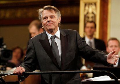 El director letón Mariss Jansons  recibe el aplauso del público durante el Concierto de Año Nuevo, esta mañana en Viena