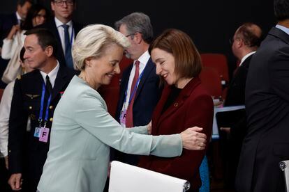 La presidenta de la Comisión Europea, Ursula von der Leyen (a la izquierda), saluda a la presidenta de Moldavia, Maia Sandu.