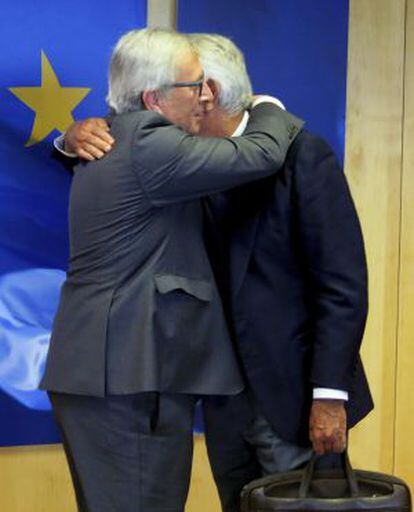 El expresidente del Gobierno espa&ntilde;ol Felipe Gonz&aacute;lez (d) saluda al presidente de la Comisi&oacute;n Europea Jean-Claude Juncker, hoy en Bruselas. 