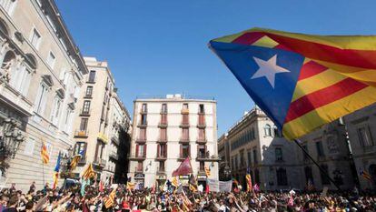 CIENTOS DE ESTUDIANTES CONCENTRAN ANTE EL PALAU DE LA GENERALITAT