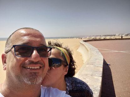Francisco Viera y Ángela María Hernández, en la ciudad de Agadir (Marruecos), el día anterior al terremoto.